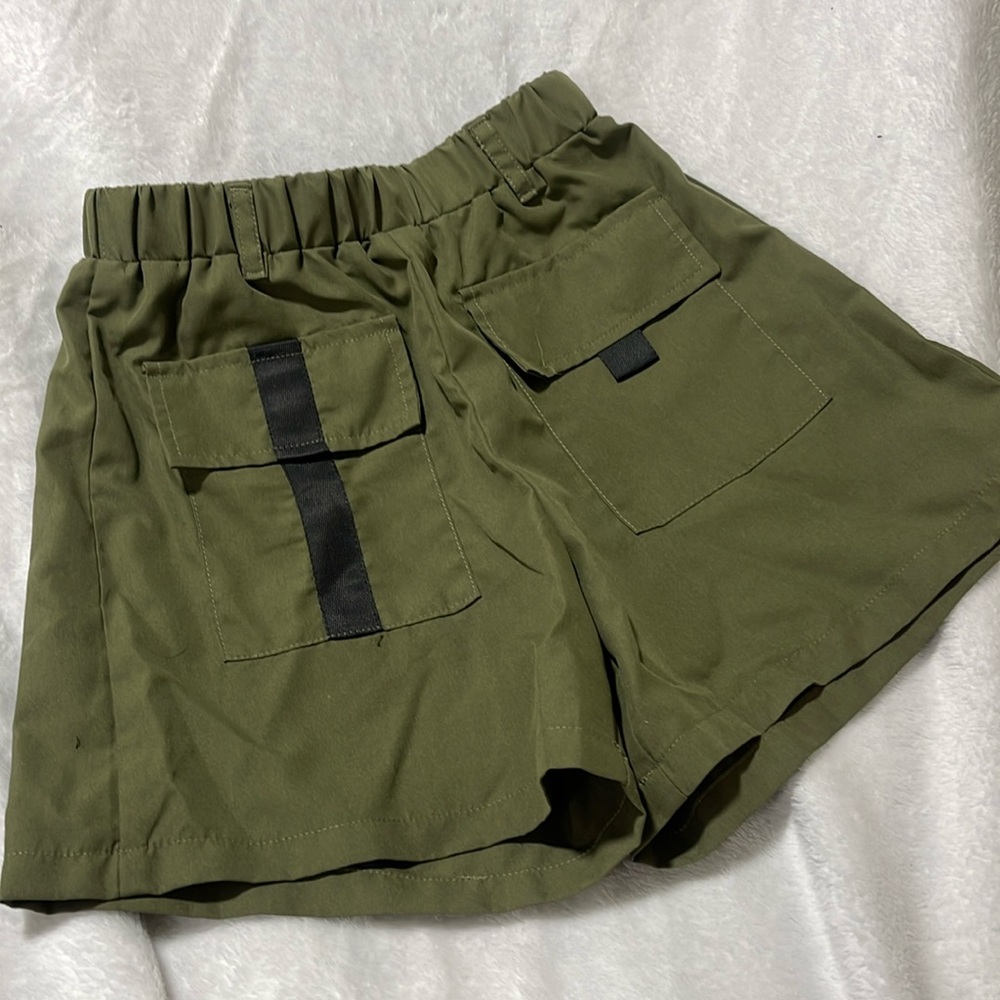 Girls army green front pocket short